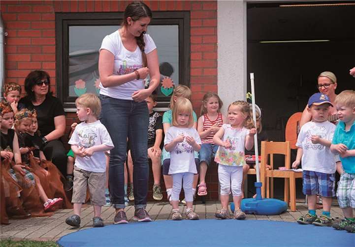 Die „Kleinsten“ tanzten zu einem Eisenbahnlied mit toll bemalten T-Shirts.