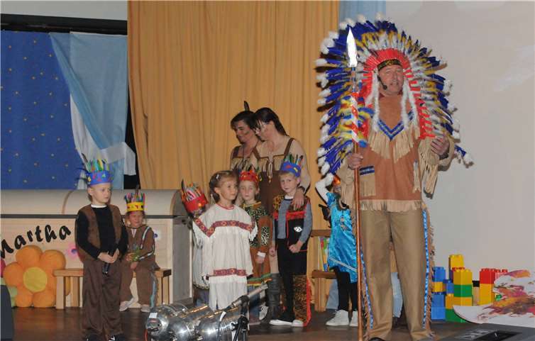 Die Kleinsten unterstützen die älteren Schauspieler in verschiedenen Rollen.