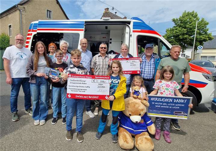 Rüberer Klepper-Spenden übergeben Die Klepperer hatten bei der Übergabe die Gelegenheit, den Wünschewagen zu besichtigen. Foto: OG Rüber