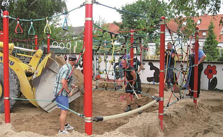 Die Kletteranlage wurde mit besonders dicken und weichen Fallschutzplatten ausgelegt.privat