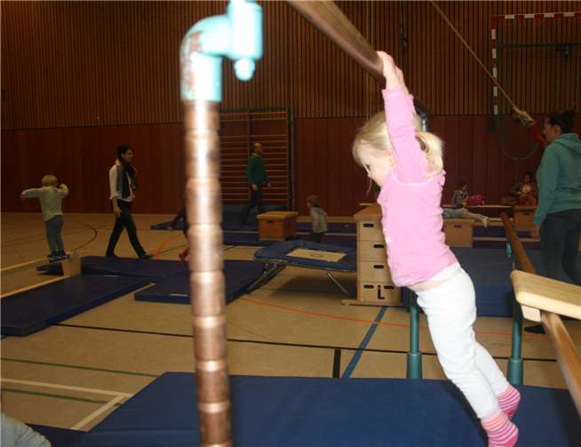 Die Kletterübungen am Stufenbarren schulen das Geschick der kleinen Sportler.
