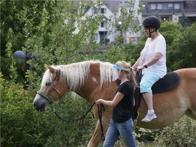 Die Klienten haben die Möglichkeit unter Anleitung von therapeutischen Übungen auf einem Therapiepferd zu reiten. Fotos: privat