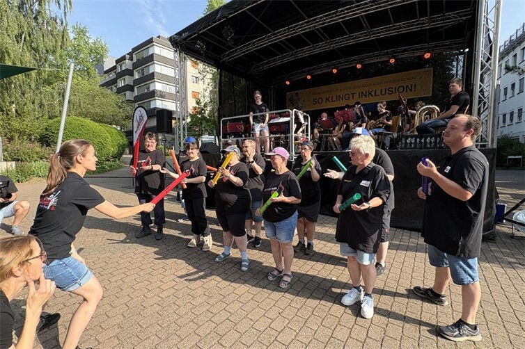 Die Klientinnen und Klienten proben bereits seit einigen Wochen mit einem Team des Musikvereins verschiedene Percussion Einlagen - lassen Sie sich überraschen!