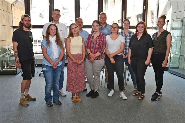 Die Klimaanpassungsmanager der Umgebung bei ihrem Treffen im Kreishaus (von links nach rechts): Daniel Ragonese (Stadt Neuwied), Lena Wagner (VG Altenkirchen), Thomas Günster (VG Asbach), Angelina Zahn (Kreis Neuwied), Georg Balderer (Stadt Bendorf), Melissa Karthe (VG Asbach), Ferdinand Koch (Stadt Bad Neuenahr-Ahrweiler), Emilie Hammer (Stadt Koblenz), Julia Simon (Kreis Mayen-Koblenz), Carina Nikolay (Kreis Mayen-Koblenz), Friederike Schumacher (Stadt Remagen).  Foto: Kreisverwaltung MYK/Wiebke Schaaf