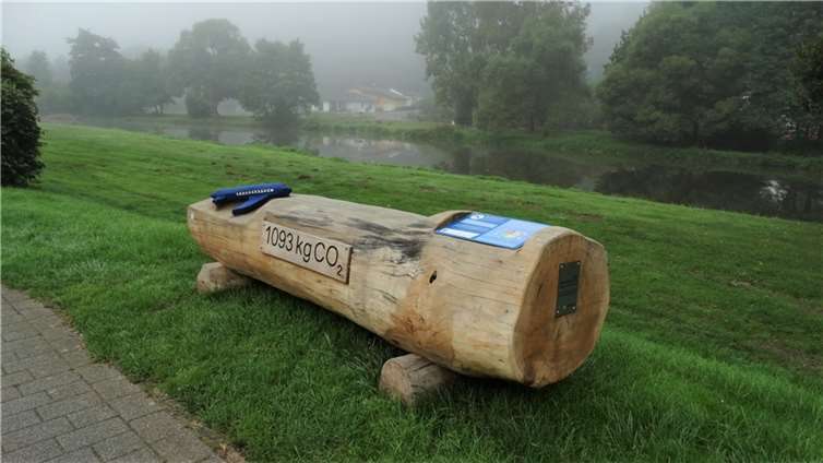 Die Klimabänke haben ihr Winterquartier am Wiedufer gefunden. Foto: Touristik-Verband Wiedtal e.V.
