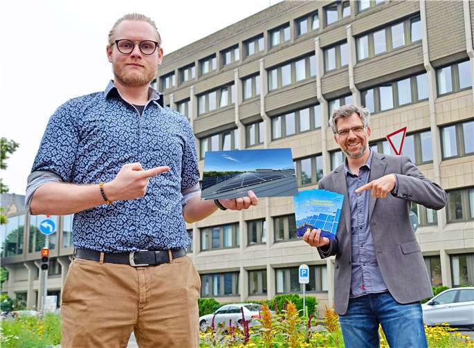 Die Klimaschutzmanager Nico Hickel (links) und René Leßlich freuen sich über zahlreiche Anträge für das Solarspeicher-Förderprogramm. Foto: privat