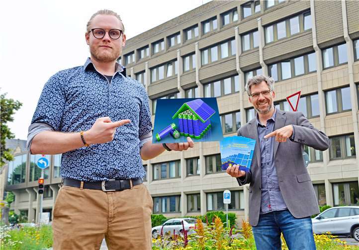 Die Klimaschutzmanager der Kreisverwaltung Mayen-Koblenz Nico Hickel (links) und René Leßlich freuen sich auf zahlreiche Anträge in der zweiten Runde des Solarspeicher-Förderprogramms. Foto: Kreisverwaltung/Morcinek