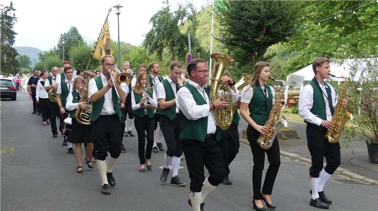 40 Weinmajestäten der Terrassenmosel machten ihre Aufwartung Die Klingenden Moselländer aus Bruttig-Fankelbegleiteten den Weinfestumzug musikalisch.