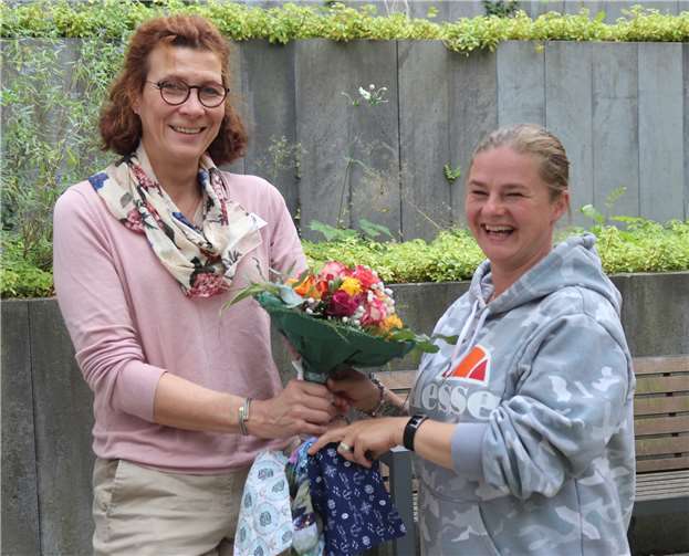 „Wir sind Beutelträger“ Die Klinik überreichte Jennifer Basic als Dankeschön einen Blumenstrauß.Foto: privat