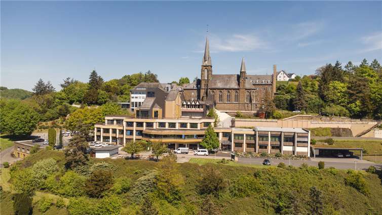 Die Klosterbuchhandlung auf derm Waldbreitbacher Klosterberg lädt zu ihrer 2. Lesung der Lesereihe „Geschichten, die bleiben – Lesungen im Klosterladen“ ein.  Foto: Joachim Gies