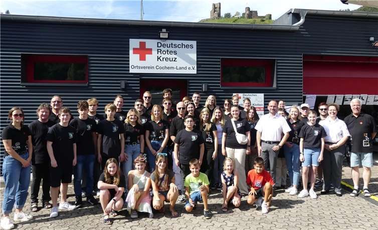 Die Klottener DRK-Familie mit Bereitschaftsdienst und Jugendrotkreuz feierte runde Jubiläen. Fotos: TE