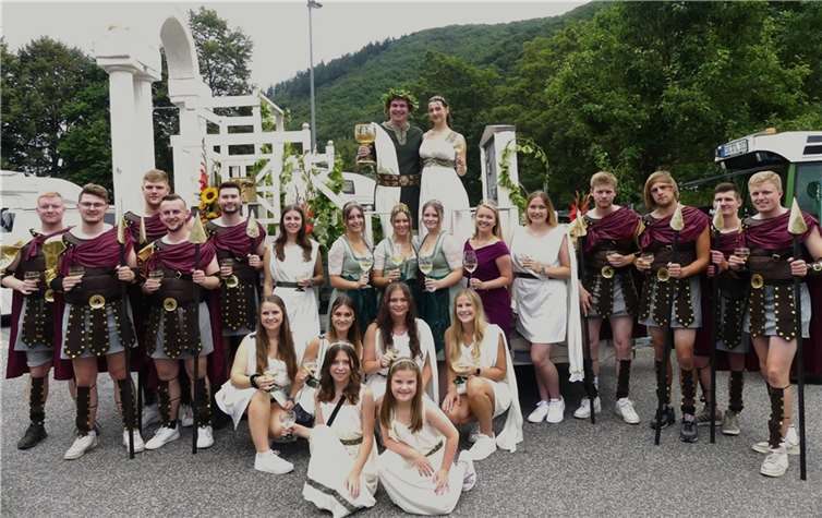 Die Klottener Weinmajestäten nebst Gefolge feierten mit ihren Gästen ein fröhliches und unterhaltsames Heimat- und Weinfest.  Fotos: TE