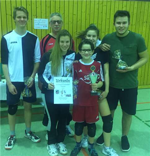 Die „Knickebeine“ mit Abteilungsleiter Wilfried Wirz (hinten Mitte) freuten sich über den erstmals ausgespielten Wanderpokal. Weiter gehörten zur Siegermannschaft Tobias Corvinus, Maureen Schreiner, Oliver Weinberg, Daniela Weinberg ,Christian Freund und Luke Engelke. privat