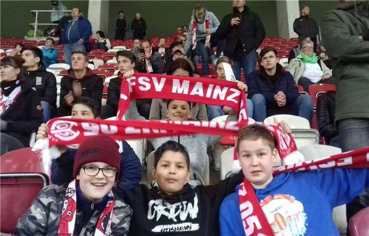 Die Kobern- Gondorfer Schüler zeigten sich von der mitreißenden Atmosphäre im Flutlicht der Opelarena sehr beeindruckt.Foto: privat