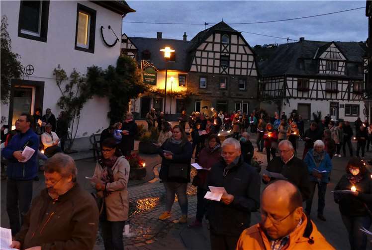 Die Kobern-Gondorfer waren in großer Zahl gekommen und bildeten bald einen beeindruckenden Chor.