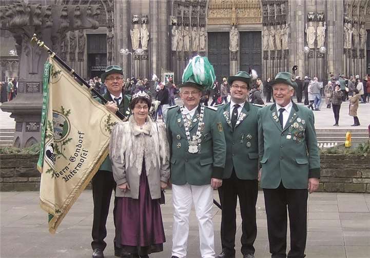 Die Koberner Schützenabordnung mit Königspaar Hans und Hannelore Sturm vor dem Portal des Kölner Doms.privat