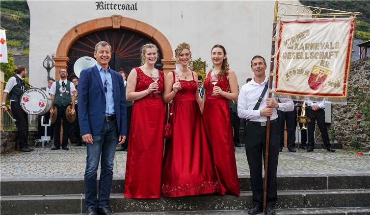 Die Koberner Weinmajestäten und der Ortsbürgermeisterwarteten geduldig am Rittersaal, bis der Kirmesbaum stand. Fotos EP
