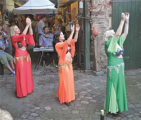 Die Koblenzer Bauchtanzgruppe MAHA beigeistere mit ihren Tänzen das Publikum. privat