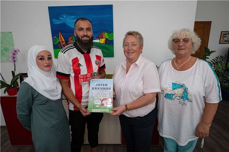 Die Koblenzer Bürgermeisterin Ulrike Mohrs (2. von rechts) überreichte gemeinsam mit Rita Zeitzem (rechts) vom Jugendamt die Patenschaftsurkunde für den Cage-Soccer-Bolzplatz in der Max-Bär-Straße im Stadtteil Neuendorf an den neuen Paten Arif Berisha (2. von links) und seine Frau Sabrina Meurer (links). Die zweite Patin, Klara Bauer, konnte am Fototermin kurzfristig erkrankt nicht teilnehmen.  Foto: Stadt Koblenz/Egenolf