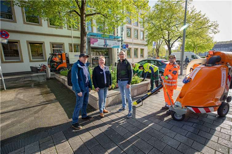 Die Koblenzer Bürgermeisterin Ulrike Mohrs (2.v.li.) verschaffte sich gemeinsam mit Marc Danne (li.), Werkleiter des Kommunalen Servicebetriebs, und Stephan Schunk (3.v.li.), Vorstandsmitglied des Vereins BID Schloßstraße, einen Überblick über die gemeinsame Auftaktaktion in der Schloßstraße.  Foto: : Stadt Koblenz/Andreas Egenolf