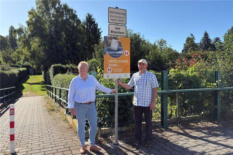 Die Koblenzer Bürgermeisterin Ulrike Mohrs stellte die Anti-Müll-Schilder zusammen mit Muaz Özyurt, dem Initiator der Schilder, vor. Foto: Stadt Koblenz/Sebastian Glinski