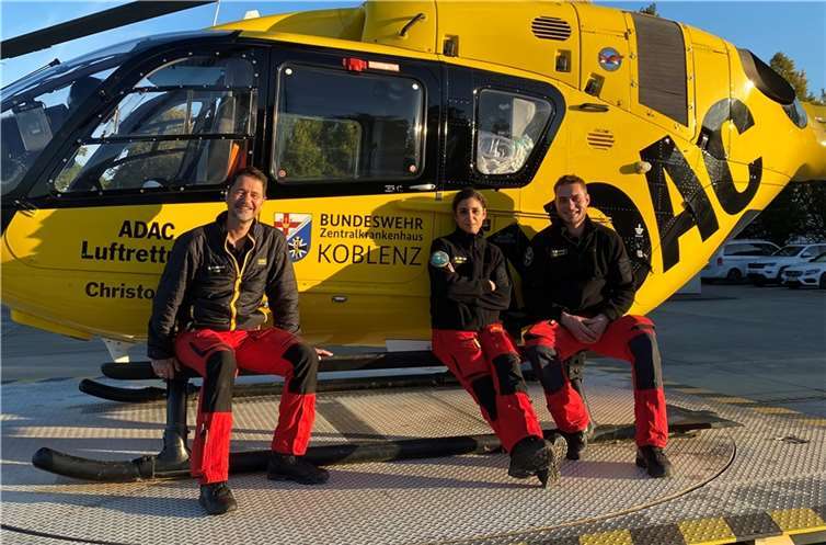 Die Koblenzer Crew blickt auf ein halbes Jahrhundert Luftrettung zurück (v.l.): Stationsleiter Stefan Goldmann (ADAC Luftrettung), leitende Notärztin Dr. Chadlia Willms und Notfallsanitäter Tim Blomberg (beide Bundeswehrzentralkrankenhaus). Foto: ADAC Mittelrhein e.V. /