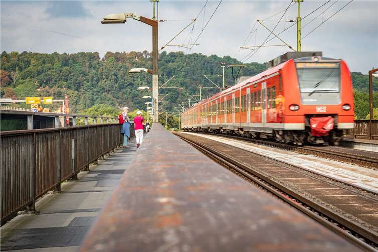 Die Koblenzer Eisenbahnbrücke in Horchheim wird in den kommenden Nächten voll gesperrt. Foto: Stadt Koblenz/Andreas Egenolf
