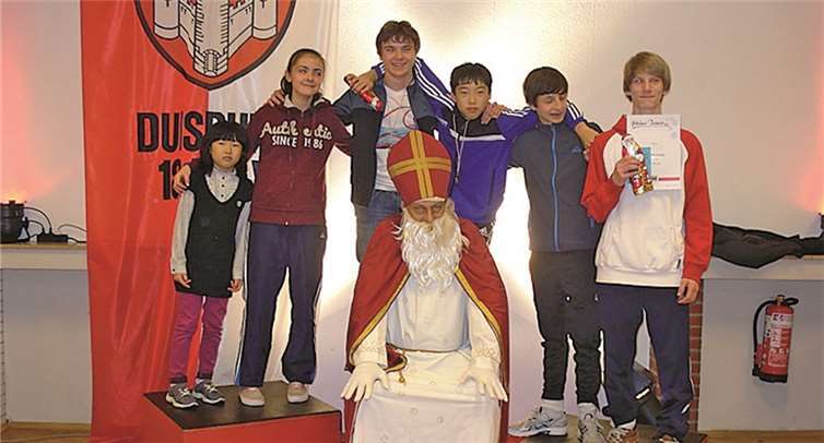 Die Koblenzer Fechter mit dem Nikolaus auf dem Podium.privat