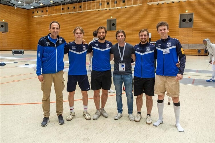 Die Koblenzer Florettfechter mit Trainer Jörg Schwanninger (l.) und Peter Joppich (3. von rechts).