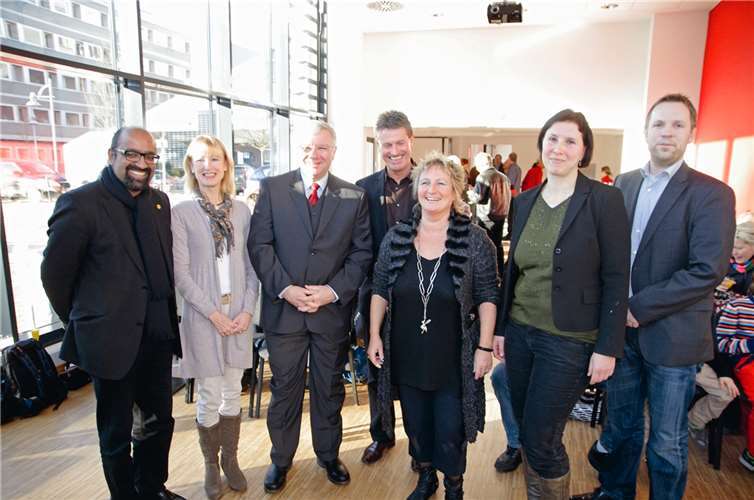 Die Koblenzer Grünen hatten zum Neujahrsempfang geladen. Vorne: Ministerin Irene Alt, Gastrednerin des Vormittags. Für SPD-Kollegen Detlev Pilger (Mitte) gab es Schützenhilfe. WPA