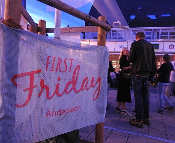 Die Koblenzer Künstlerin Dörthe Dutt, der Sänger Josh Hallfell und ganz viele Cocktails - das und viel mehr erwartet einen bei dem First Friday in Andernach. Foto: privat
