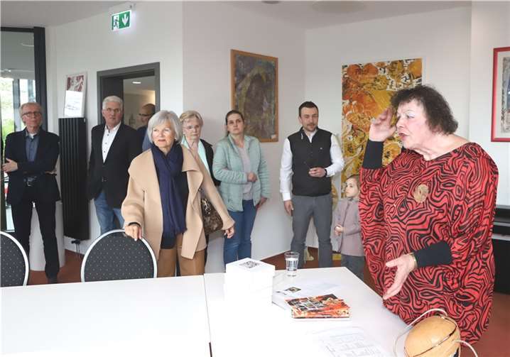 Die Koblenzer Künstlerin Editha Pröbstle erläutert Ihre Werke.