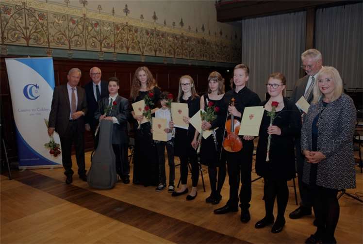 Die Koblenzer Kulturdezernentin und Vorsitzende des Stiftungsrates Dr. Margit Theis-Scholz (r.) ehrte die Stipendiaten gemeinsam mit Josef Hehl (2. v. r.) und Hans-Peter Lörsch (l.).  Stadt Koblenz/Claus Conzen