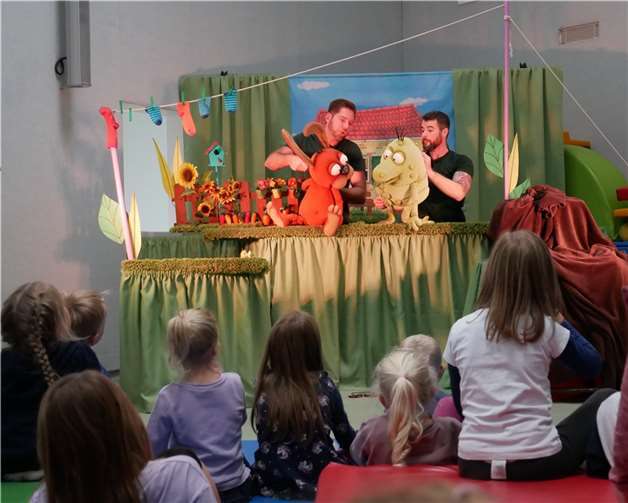 Nulli und Priesemut lassen Kinderaugen strahlen Die Koblenzer Puppenspiele gastierten mit Nulli und Priesemut im katholischen St. Nikolaus Kindergarten. Foto: Claudia Klemt