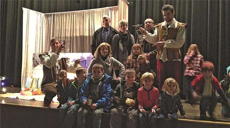 Rattenfänger von Hameln begeistert Mayener Kinder Die „Koblenzer Puppenspieler“, Stefan Wagner, Katja Schemionek, Oliver Moschisch, Martina Luig-Kaspari und einige der kleinen Zuschauer. privat