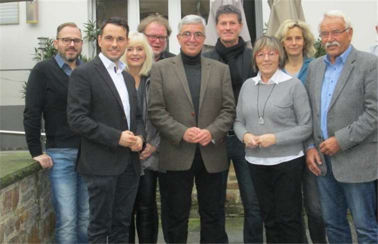 Die Koblenzer SPD feierte den „Geburtstag“ einer erfolgreichen Veranstaltung (v. l.): Ray Twiesselmann, David Langner, Margit Theis-Scholz, Thomas Metz, Roger Lewentz, Detlev Pilger, Gertrud Block, Anna Köbberling und Hermann-Josef Schmidt.  privat