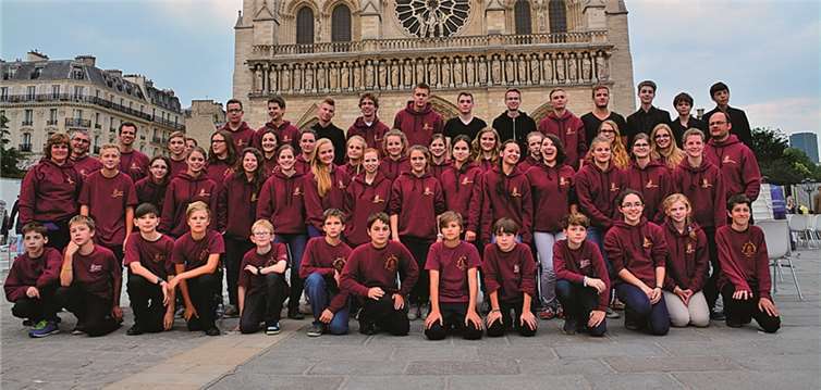 Die Koblenzer Sängerinnen und Sänger vor der Notre Dame in Paris.privat