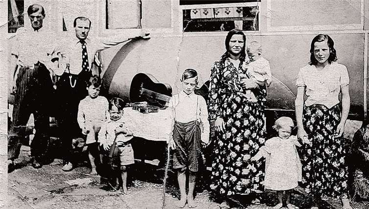 Die Koblenzer Sinti-Familie Reinhardt mit dem Vater Karl Reinhardt (2.v.l.) und seinem Kind Daweli Reinhard (3.v.l.) um 1940. Förderverein Mahnmal Koblenz