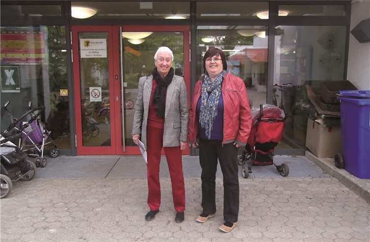 Die Koblenzer Stadtratskandidatin Monika Artz (l.) informierte sich bei Tagesstättenleiterin Uschi Laux über die mittlerweile abgeschlossenen Sanierungsmaßnahmen und sagte Unterstützung bei noch ausstehenden Anschaffungen zu. privat