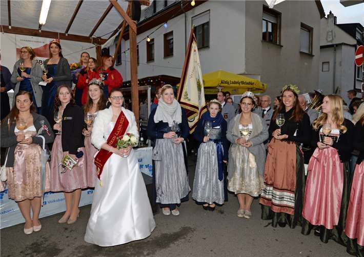 Die Koblenzer Weinkönigin Daniela II. & Weinprinzessin Michelle eröffneten das 48.Weinfest mit der Vorstellung der anwesenden Majestäten aus der weiten Region. Fotos: US