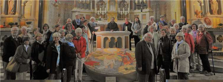 Die Koblenzer kfd Frauen neben dem Erntedankteppich in der Pfarrkirche St. Remigius in Reinsfeld.privat