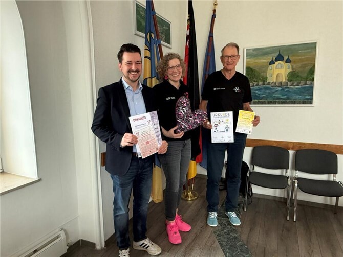 Die Koblenzerin Alexandra Weber mit dem Running Team-Vorsitzenden Michael Spandau (rechts) und dem Stadtbürgermeister von Bad Ems, Oliver Krügel.
