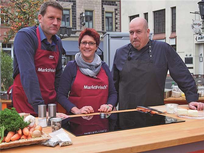 Die Koch-Teams sind komplett und können nun zum Duell antreten: Jens Hübschen, Margot Kusch und Frank Brunswig am Herd.