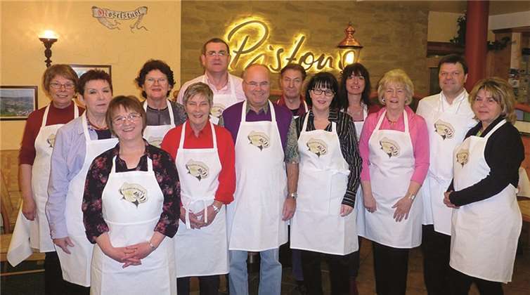 Die Kochmannschaft in ihren neuen Schürzen, Küchenchef Walter Pistono (2.v.re.). privat