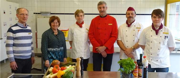 Die Kochprofis der AKNZ (von links nach rechts): Stv. Akademieleiter Dieter Franke, Azubi Jan-Niclas Körfer, Küchenchef Herbert Weidenbach, Ausbildungsleiter Laurent Deville mit Rektorin Barbara Lohmer.privat