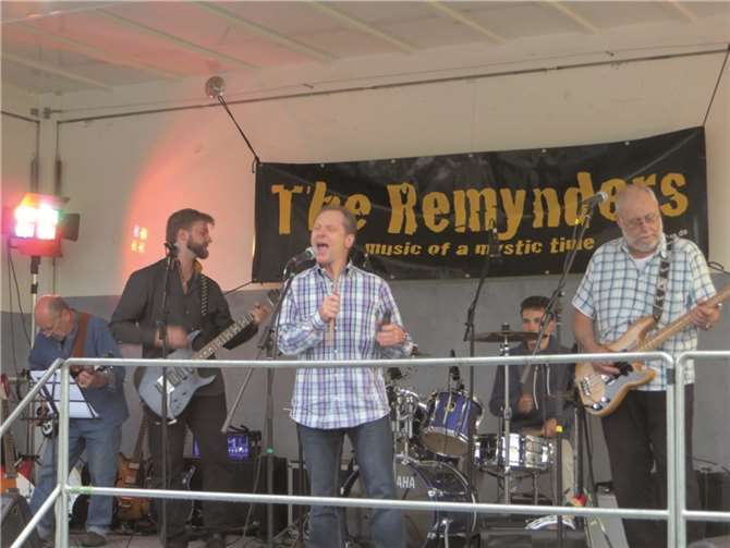 Die Kölner Band „The Remynders“ begeisterte mit Rhythmen und Klängen aus den 1960er-Jahren.