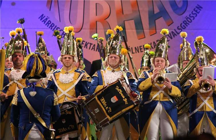 Die Kölner Bürgergarde „Blau-Gold“ kündigte sich als „schönste Männer Kölns“ an. DU