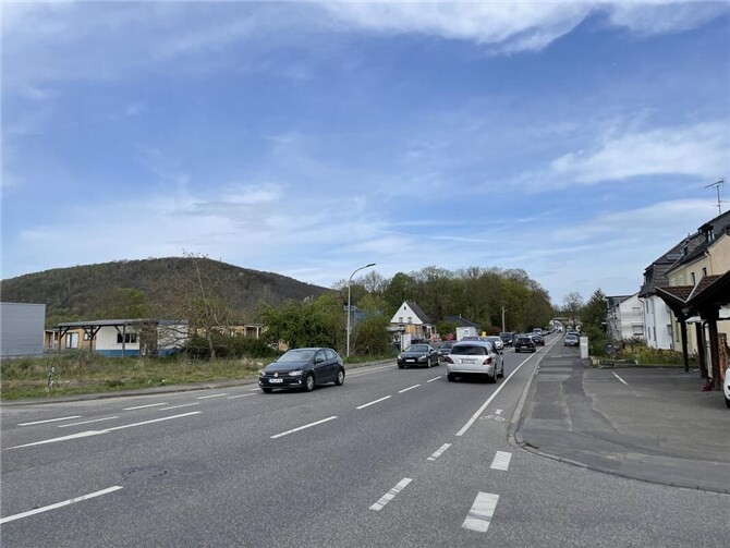 Die Kölner Straße in Sinzig: Hier wird bald gebaut.  Foto: ROB