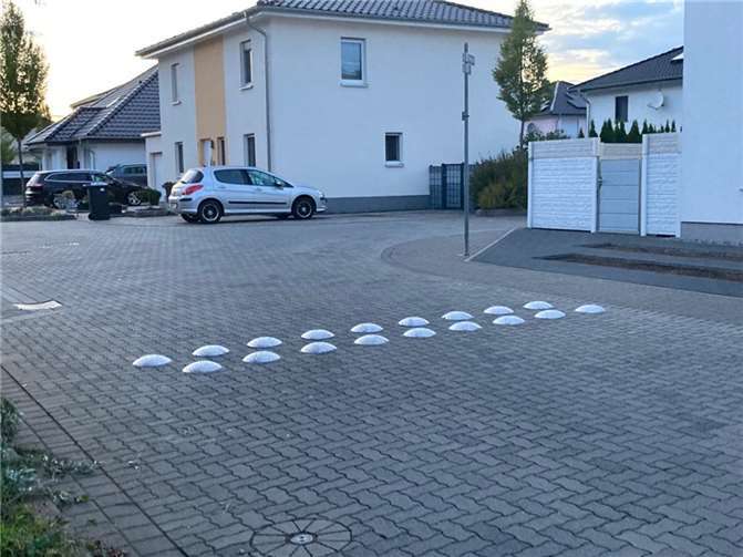 Die „Kölner Teller“ am Einfahrtsbereich des Wohngebietes „Am Werkmeisterhaus“.  Quelle: Stadt Weißenthurm