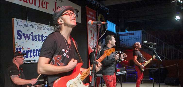 Die Kölner Topgruppe „Die Räuber“ sorgten im Ludendorfer Wellblechpalast für beste Stimmung bei der Herrensitzung der Ludendorfer Junge.JOST